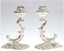Paar Kerzenleuchter im Rokokostil, 925er Silber, muschelförmiger Stand mit volutenartigem Schaft, H