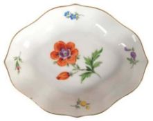 Meissen-Schälchen, ovale  Vierpassform, Bunte Blume 1 mit Goldrand, 2 Schleifstriche, 12x9,5 cm