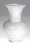 KPM-Vase, Klassika, weiß mit Reliefdekor am Rand und überm Stand, H. 18 cm