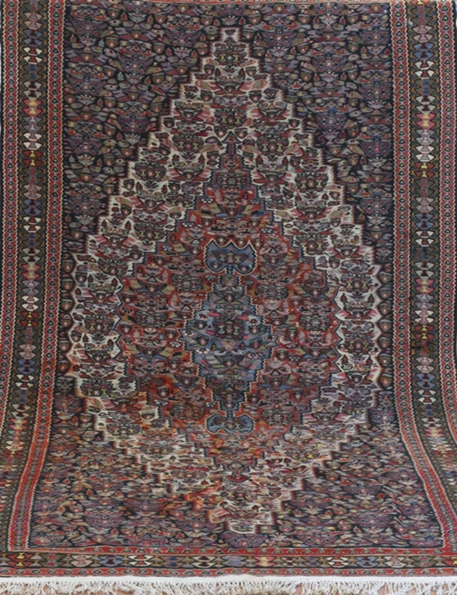 Kelim, dunkelgrundig mit durchgehendem Muster und Zentralmedaillon, Gebrauchspuren, 252x152 cm