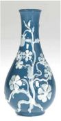 Herend-Vase, Herend, Pâte sur Pâte, blau glasiert mit weißem Floralrelief, H. 15,5 cm