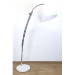 Design-Lampe, Bogenlampe, 60/70er Jahre, verchromtes Stahlrohr mit weißem Kunststoffschirm, höhenve