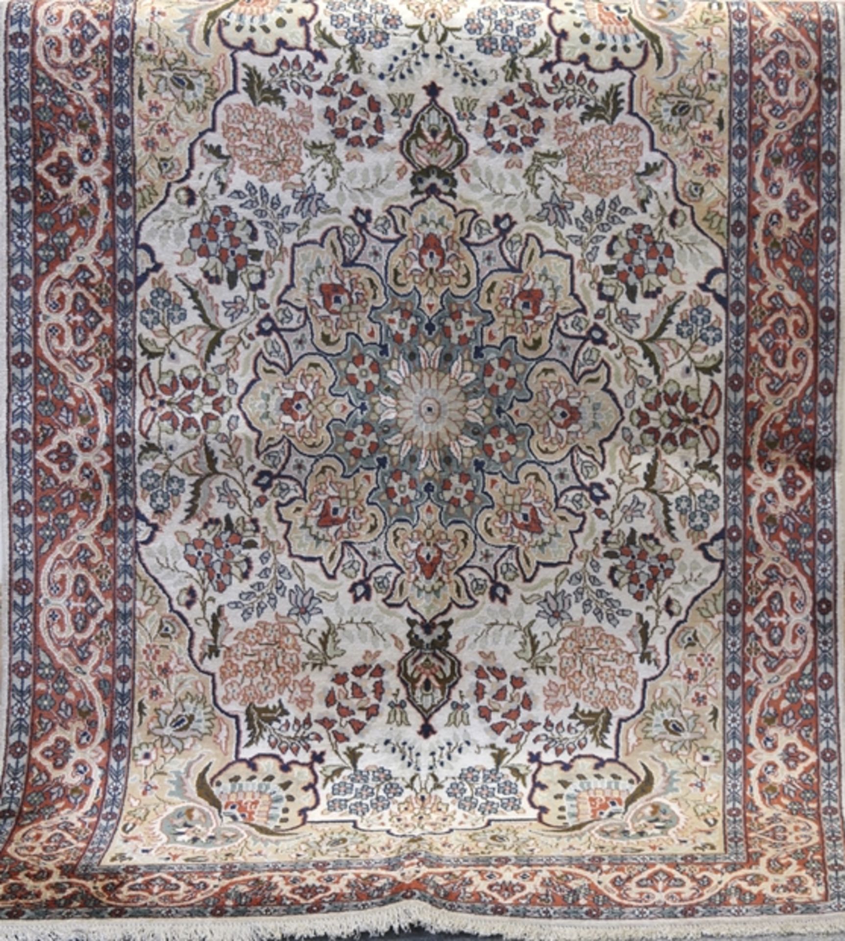 Kaschmir, Seide, hellgrundig mit Floralmuster und Zentralmedaillon, 180x123 cm