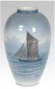 Vase, Royal Copenhagen, polychrome Bemalung Segelboot auf weiter See, H. 18 cm