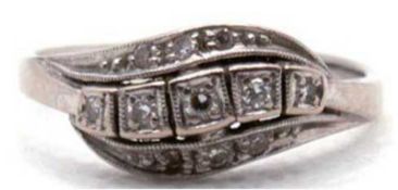 Art-Deco-Brillant-Ring, 585er WG, schauseitig 3-strängige geteilte Ringschiene besetzt mit 11 Brill