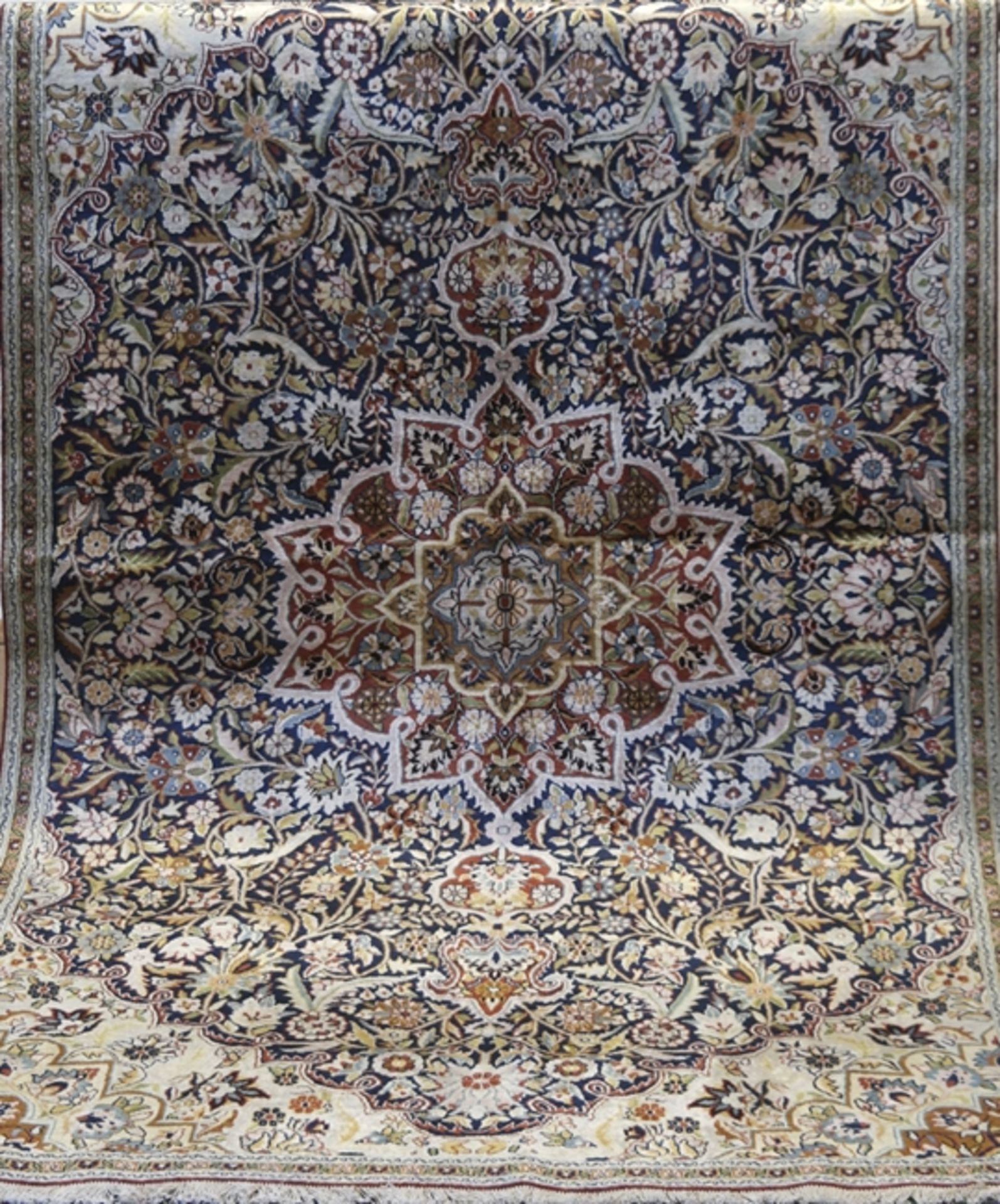Kaschmir, Seide, hellgrundig mit Floralmuster und Zentralmedaillon, 216x130 cm