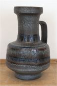 Große Henkelvase, Karlsruher Majolika, Nr. 7317, Entwurf Fridegart Glatzle 1970er Jahre, H. 48 cm