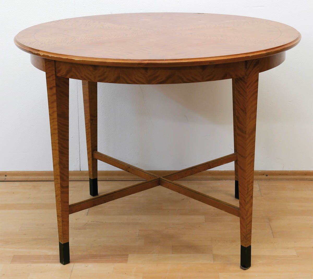 Tisch im Biedermeierstil, um 1900, Birke furniert, rund, H. 75 cm, Dm. 100 cm
