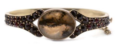 Granat-Armband, 19. Jh., schauseitig mit einer ovalen Achat-Scheibe in Zargenfassung, Reif 2-reihig