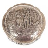 Tabakdose, 800er Silber, Deutsch, runde Form, Deckel mit figürlicher Szene, reliefierter Rand, H. 3