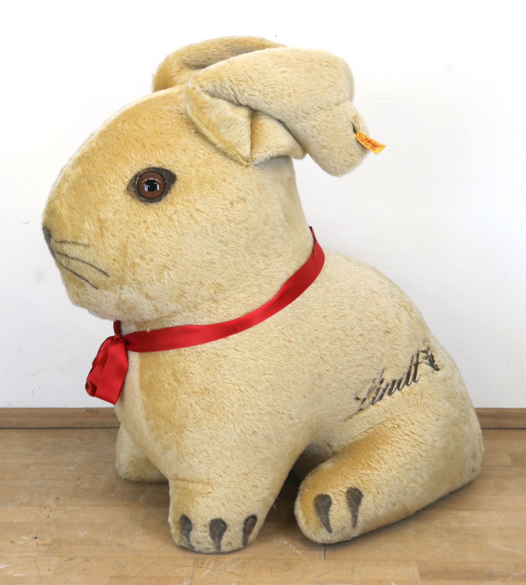 Große Werbefigur "Hase", Steiff für Lindt, Plüsch, Glasaugen (1x fehlt), ca. 82x85x55 cm