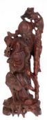Holzfigur "Chinesischer Gelehrter", geschnitzt, am Sockel Fehlstelle und Gewand best., H. 31 cm