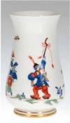Meissen-Vase, Kakiemon mit Figurenmalerei, Goldrand, 1. Wahl, H. 10,5 cm