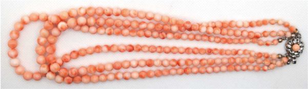 Engelshautkorallen-Collier, Perlen 3-reihig im Verlauf, Dm. 5-8 mm, Silberschließe, L. 43 cm