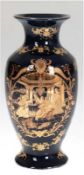 Vase, China, 20. Jh., Handarbeit, kobaltblau mit beidseitiger höfischer Szene in Gold, Balusterform