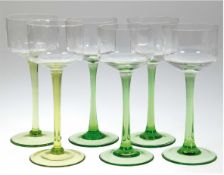 4 + 2 Weingläser, grüner Stiel und farblose Kuppa, 2x min. Chip, H. 18 cm und 18,5 cm
