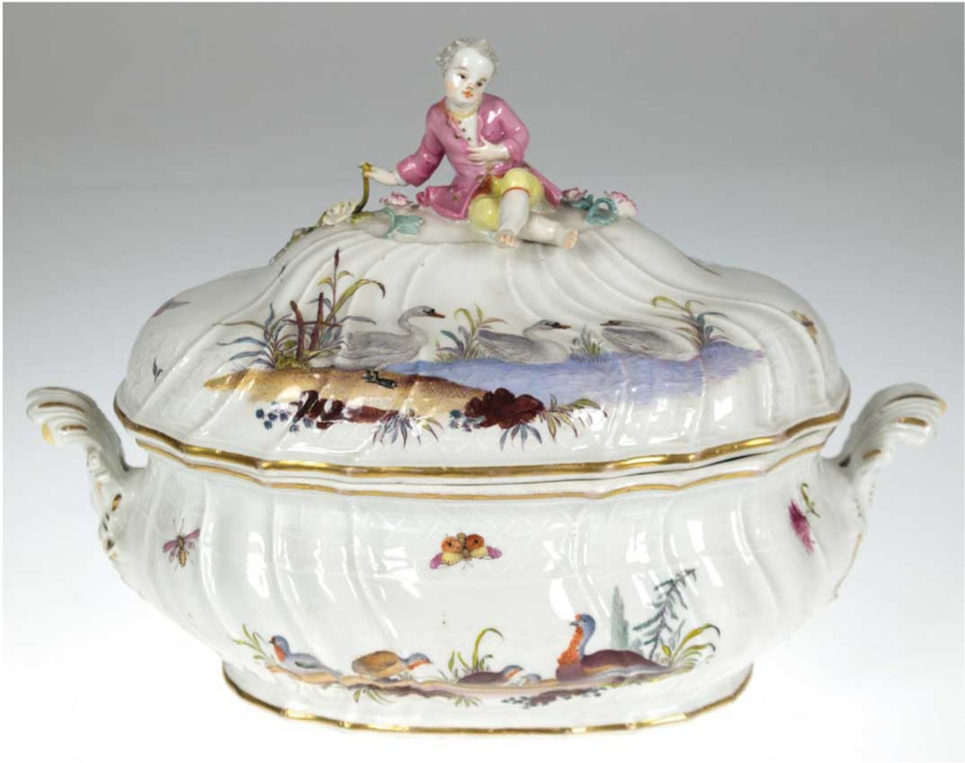 Meissen-Terrine, 2. H. 18. Jh., Form Neubrandenstein, polychrome Malerei von Wasservögeln in Landsc