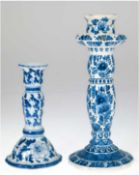 2 Kerzenleuchter, Delft 20. Jh., mit floraler und ornamentaler Blaumalerei, H. 18,5 cm und 27 cm
