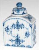 Meissen-Teedose, Strohblume in Blau, Quaderform mit gerundeten Schultern, gebrochenes Stabrelief, 1