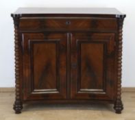 Biedermeier-Halbschrank, norddeutsch um 1840, Mahagoni furniert, 2-türige konkave Front mit beidsei