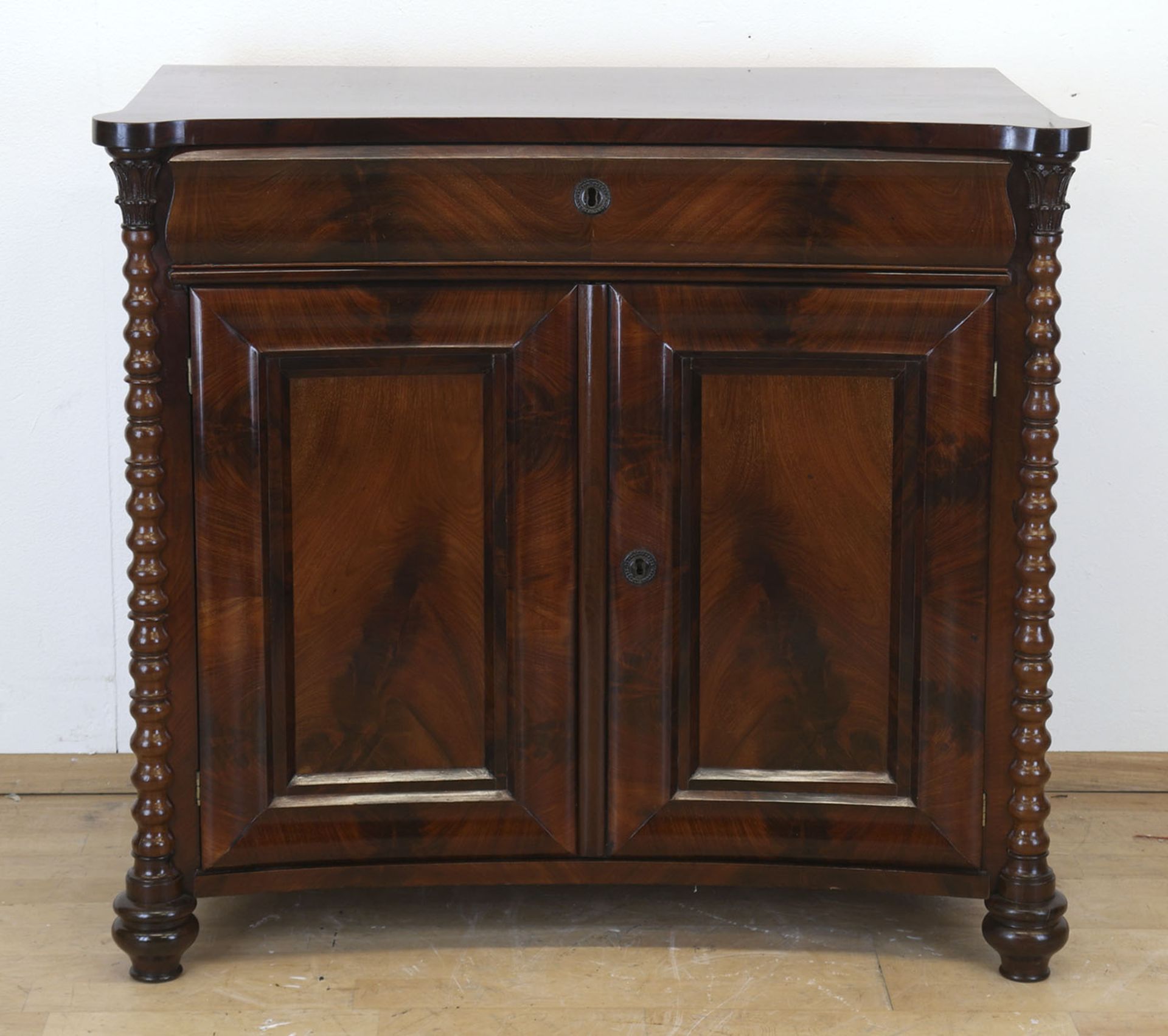 Biedermeier-Halbschrank, norddeutsch um 1840, Mahagoni furniert, 2-türige konkave Front mit beidsei