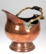 Helmkanne, 19. Jh., Kupfer, übergreifender Messinghenkel mit Holzgriff, Gebrauchspuren, 33x36x30 cm