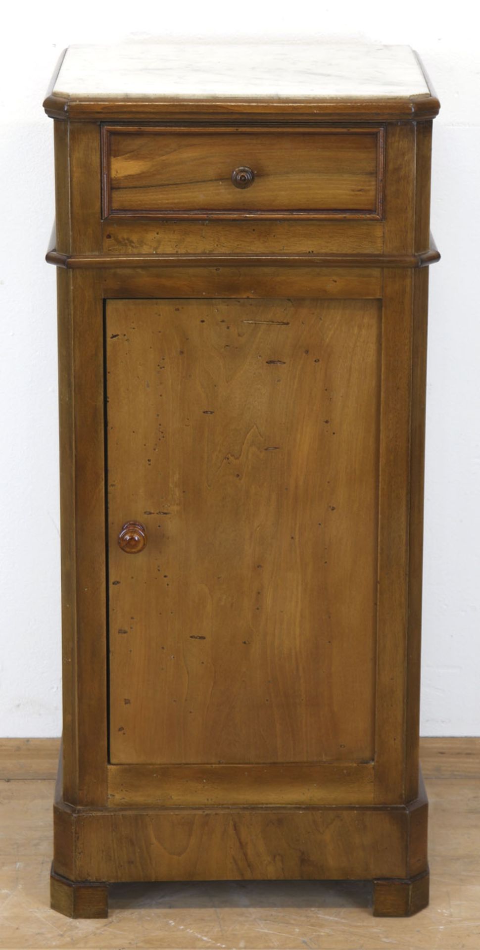 Pfeilerschrank, Frankreich um 1860, Nußbaum massiv, 1-türiger Korpus mit 1 Schubfach, Marmorplatte 