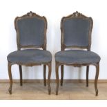 Paar Stühle im Rokoko-Stil, Nußbaum, beschnitzt, gepolsterter Sitz und Rückenlehne, blauer Mohairbe