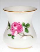 Kleine Meissen-Vase, Rote Rose, Goldränder, 2 Schleifstriche, H. 6,5 cm
