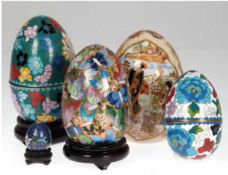 4 Cloisonne Eier und 1 Satsuma-Porzellan Ei, davon 3 Eier auf einem Holzständer, mit polychromer Bl