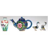 Konv. Cloisonne, dabei 2 kleine Enten, Kännchen und kleine Vase, emailliert (def.) mit polychromem