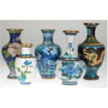 5 Cloisonne Vasen, mit polychromem Blumen- und Vogeldekor, versch. Größen und Formen, Gebrauchspure