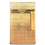 Gasfeuerzeug "S.T. Dupont", Paris, vergoldet, Streifendekor, 6,0x3,5x1,0 cm, im Originaletui, dazu