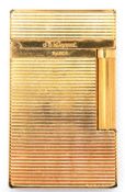 Gasfeuerzeug "S.T. Dupont", Paris, vergoldet, Streifendekor, 6,0x3,5x1,0 cm, im Originaletui, dazu 