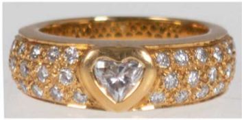 Brillant-Ring, 750er GG, besetzt mit Herzdiamant von 0,22 ct und weiteren Brillanten von zus. 0,66 