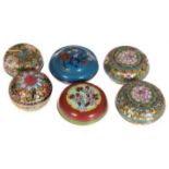 6 Cloisonne-Dosen, unterschiedliche Formen, mit polychromer floraler Bemalung, Gebrauchspuren, Dm.