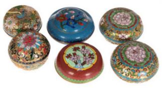 6 Cloisonne-Dosen, unterschiedliche Formen, mit polychromer floraler Bemalung, Gebrauchspuren, Dm. 