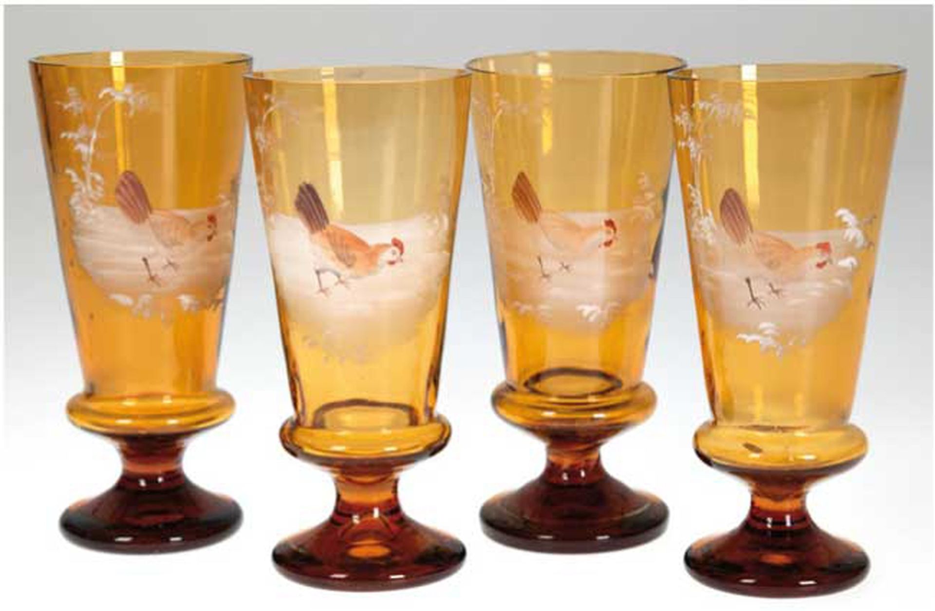 4 Saftgläser, um 1900, bernsteinfarbenes Glas mit  Emailmalerei "Hühner", Goldränder berieben, rund