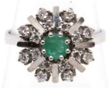 Brillant-Smaragd-Ring, 585er WG, besetzt zentral mit 1 Smaragd und 8 strahlenförmig angeordneten Br