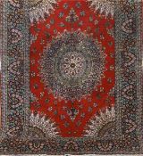 Kirman, rotgrundig mit Floralmuster und Zentralmedaillon, 190x122 cm