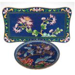Cloisonne Teller und Tablett, mit polychromem Vogel- und Floraldekor auf blauem Grund, Dm. Teller 1