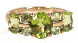 Ring, England, 9 kt GG, besetzt mit 7 oval, facettiertem Peridot in einer Reihe, in Krappenfassung,