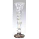 Kristall-Vase mit Silberfuß, 835er Silber, Klebespuren, facettierter Kristallkorpus, H. 17,5 cm