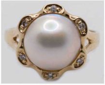 Brillant-Perl-Ring, 585er GG, blütenförmiger Ringkopf mit großer Mabé-Perle, Dm. 11 mm, umgeben von