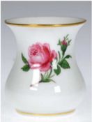 Kleine Meissen-Vase, Rote Rose, Goldränder, 2 Schleifstriche, H. 6,5 cm