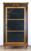 Eckvitrine im Biedermeierstil, Wien um 1900, Kirsche, Schwarzlotmalerei, 1-türiger, verglaster Korp