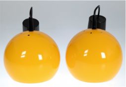 Paar Design-Deckenlampen, 1970er Jahre, kugelförmiger Eisenschirm, außen orange lackiert, 1-flammig