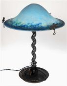 Jugendstil-Tischlampe, Frankreich um 1900, gedrehter Holzfuß mit Glasschirm, sign. "Le Verre Franca
