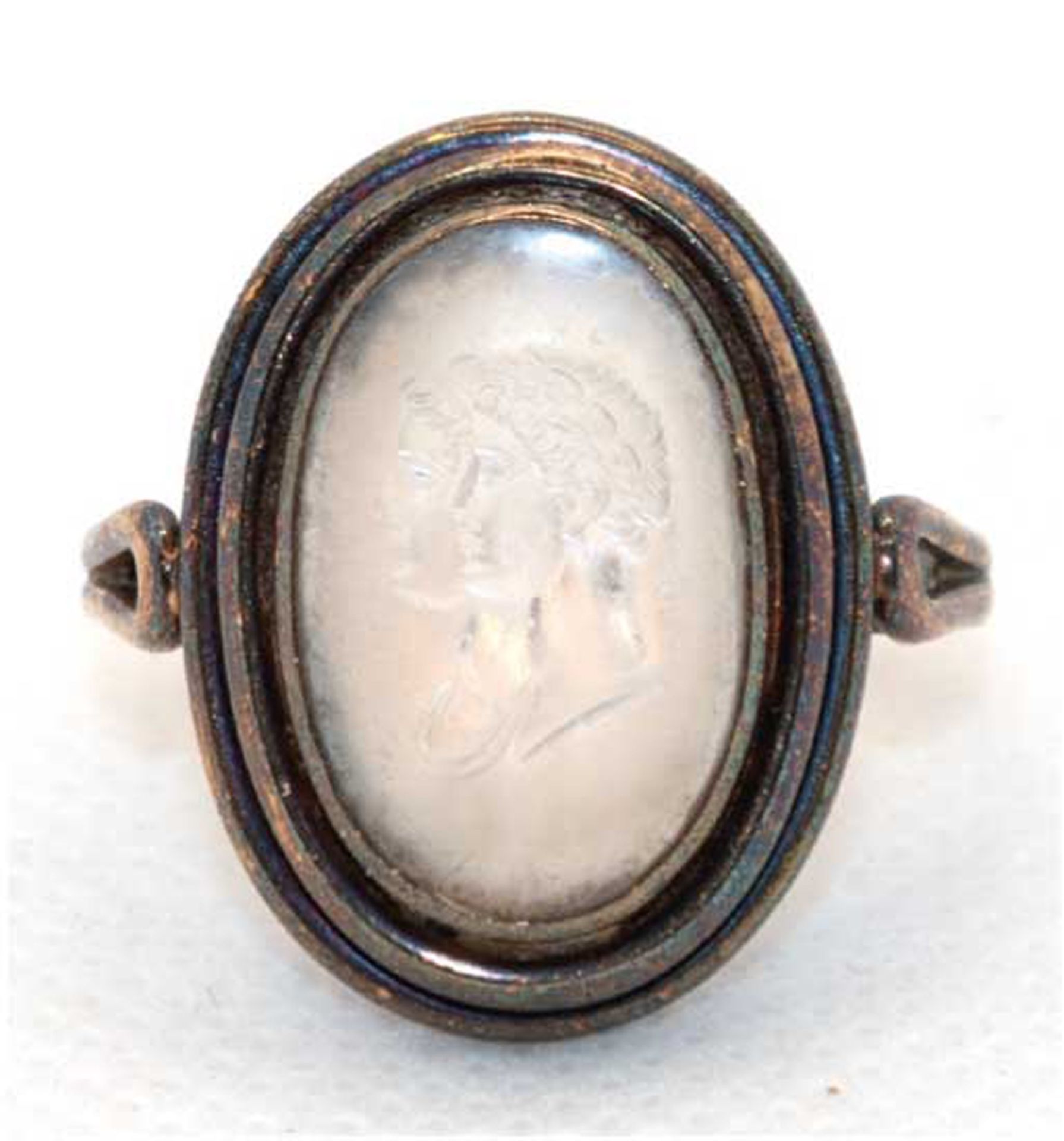 Ring, Schiene 585er GG (geprüft), Gemme wohl Bergkristall mit geschliffenem Doppelporträt in Silber