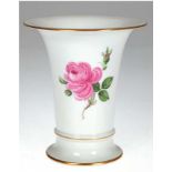 Meissen-Vase, Rote Rose, Goldränder, Trompetenform, 2 Schleifstriche, H. 16 cm